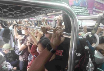 Kepadatan penumpang KRL commuter line dari Depok menuju Jakarta, Senin (2/3)