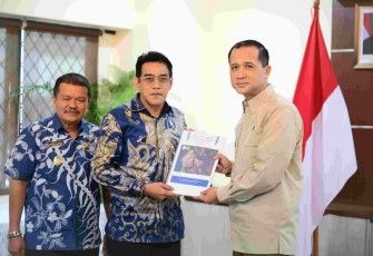 Mentrans Iftitah saat menerima cenderamata dari Bupati Erwin Burase di Jakarta, Selasa (3/3)