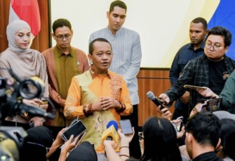 Menteri ESDM Bahlil Lahadalia saat memberikan keterangan pers di Jakarta, Selasa (3/3)