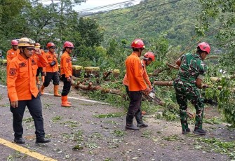Evakuasi material longsor di wilayah desa binaan 