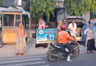 Sahabat Klinik Bunda Medan berbagi takjil, Minggu (8/3)