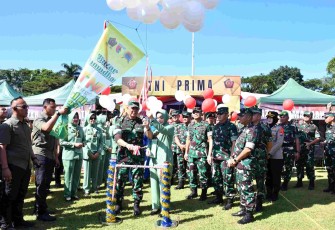 Pangdam V Brawijaya Mayjen TNI Rudy Saladin membuka pasar murah di lapangan Rampal, Jum'at (13/3)