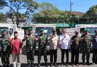Foto bersama penyerahan kendaraan operasional Kopdes Merah Putih di Kabupaten Tulungagung, Kamis (19/3)