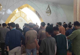 Jemaah salat Jumat di Masjid Jami Dhuyufur Rahman Kota Depok 