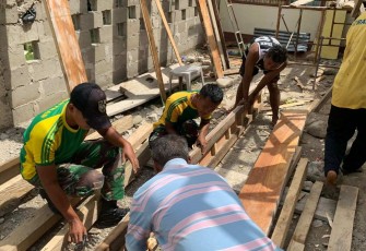 Gotong royong prajurit bersama warga di perbatasan 
