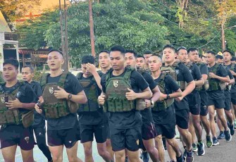 Lari pagi prajurit Satgas Yonarmed 12 Kostrad 