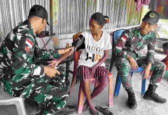 Pelayanan kesehatan satgas Yonarmed 12 Kostrad 