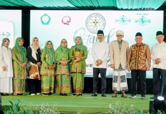 Mensos Saifullah Yusuf foto bersama usai meresmikan gedung Gus Dur di Ponorogo, Minggu (29/3)
