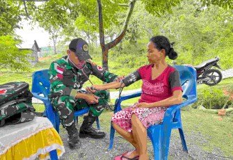 Pelayanan kesehatan satgas Yonarmed 12 Kostrad 