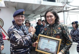 Pangkoarmada RI Laksdya Dr Denih Hendrata memberikan penghargaan 