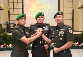 Danrem 081/DSJ Kolonel Arm Untoro Hariyanto foto bersama usai sertijab Dandim 0804/Magetan