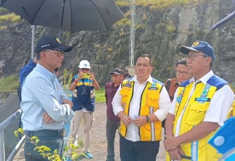 Menteri PU Dody Hanggodo saat menerima pemaparan situasi waduk Gajah Mungkur 