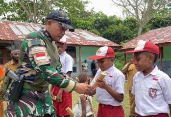 Dansatgas Yonif 643/Wns memberikan bingkisan 