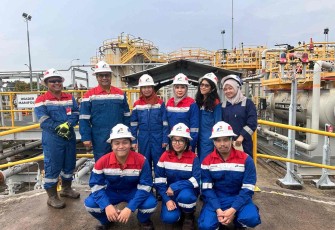 Dr. Farah dan tim peneliti Universitas Pertamina saat melakukan kunjungan lapangan ke salah satu pemangku kepentingan di Subang, Jawa Barat (2025).