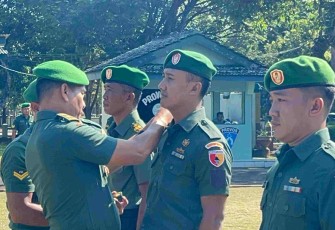 Kasdim 0801/Pacitan Mayor Inf Muhajir saat menyematkan kenaikan pangkat anggota, Rabu (1/4)