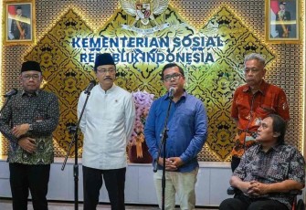 Mensos Saifullah Yusuf saat konferensi pers di Jakarta, Selasa (31/3)