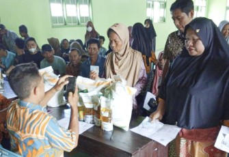 Penyaluran bantuan pangan di wilayah desa binaan 