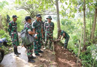 Dandim 0806/Trenggalek Letkol Inf Isnanto Roy Saputro menerima pemaparan di lokasi TMMD ke-128, Sabtu (4/4)