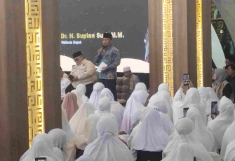 Walikota Depok Supian Suri memberikan sambutan dalam bimbingan manasik haji tingkat Kota Depok di Masjid Jami Dhuyufurrahman, Minggu (5/4/2026)