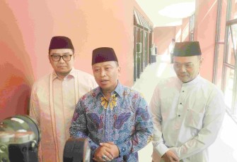 Walikota Depok Supian Suri memberikan keterangan pers usai membuka bimbingan manasik haji tingkat Kota Depok di Masjid Jami Dhuyufurrahman, Minggu (5/4/2026)