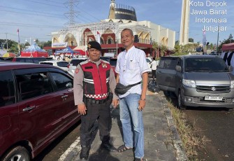 Aiptu Dede Kartiwa saat pengamanan bimbingan manasik haji tingkat Kota Depok tahun 2026 di Masjid Jami Dhuyufurrahman, Minggu (5/4)