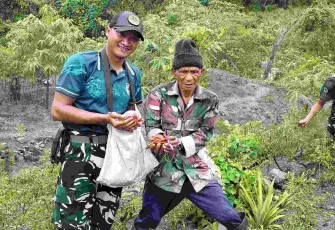 Panen cabai bersama warga 