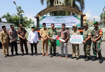 Dandim 0806/Trenggalek Letkol Inf Isnanto Roy Saputro menyerahkan simbolis kunci truk Kopdes Merah Putih 