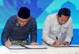 Seskemenkop Ahmad Zabadi (kanan) saat menandatangani MoU dengan BPJS Kesehatan di Jakarta, Selasa (7/4)