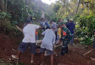 Evakuasi material longsor di wilayah desa binaan 