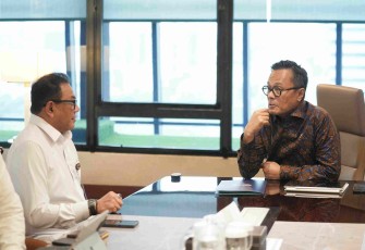 Kepala BP BUMN Dony Oskaria (kanan)