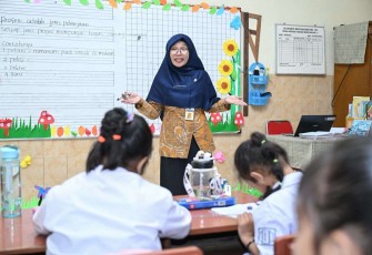 Pengajaran siswa di kelas