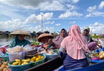 Dokumentasi observasi lapangan tim riset Universitas Pertamina dalam mengikuti aktivitas harian warga pesisir menggunakan perahu tradisional