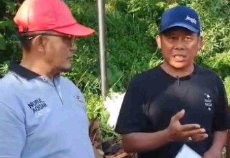Imam Musanto saat berdialog dengan warga di Setu Asih Pulo, Kelurahan Rangkapan Jaya, Kota Depok, Minggu (12/4)
