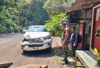 Mobil terdampak longsor