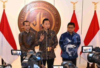 Menko Agus saat memberikan keterangan pers di Jakarta