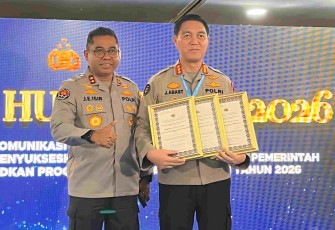 Kadiv Humas Polri Irjen Pol Jonny Eddison Isir bersama Kabid Humas Polda Jatim Kombes Pol Jules Abraham Abast usai meraih 3 penghargaan nasional di Rakernis Humas Polri 2026, Jakarta