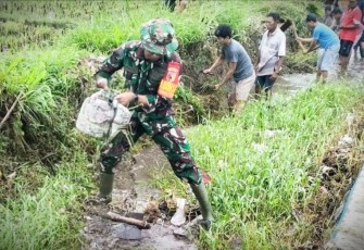 Gotong royong bersihkan saluran air di wilayah desa binaan