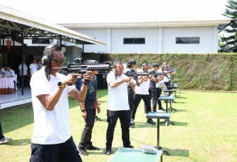 Pelatihan menembak ASN