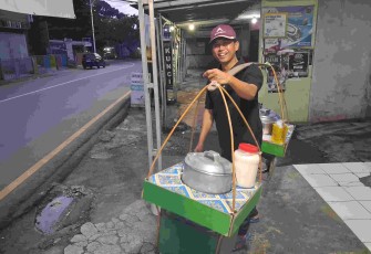 Bang Jali dengan pikulan kesayangannya menjaga kuliner tradisional, Depok, Senin (20/4)