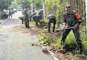 Pembersihan lingkungan bersama warga