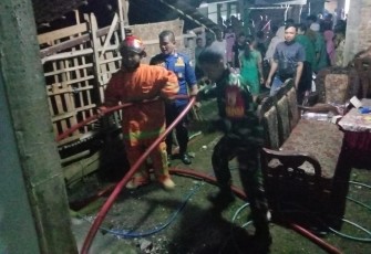 Padamkan kebakaran kandang di wilayah desa bjnaan
