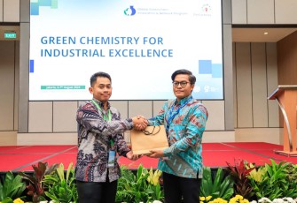 Wegik mewakili Universitas Pertamina menyerahkan tanda apresiasi kepada pembicara pada kegiatan Green Chemistry for Industrial Excellence.