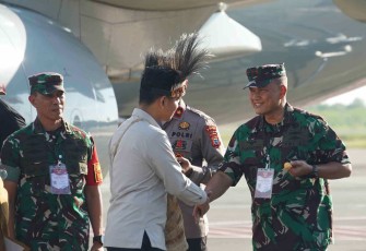 Dankodaeral XIV Laksamana Muda TNI Djatmoko menyambut Wapres Gibran, Selasa (21/4)