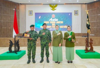 Pangkostrad Letjen TNI Mohammad Fadjar bersama Kolonel Arm Eko Pristiono usai sertijab di Jakarta, Kamis (23/4)