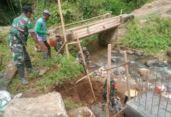 Pembangunan pondasi jembatan perintis garuda