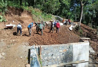 Penimbunan material jembatan garuda