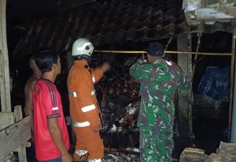 Pemadaman kandang sapi terbakar