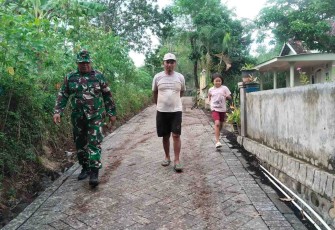 Warga Dusun Klagin menikmati jalan paving baru