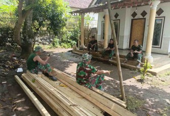 Pererat komunikasi sosial dengan warga saat istirahat makan siang