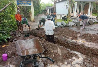 Pemasangan buis beton saluran air